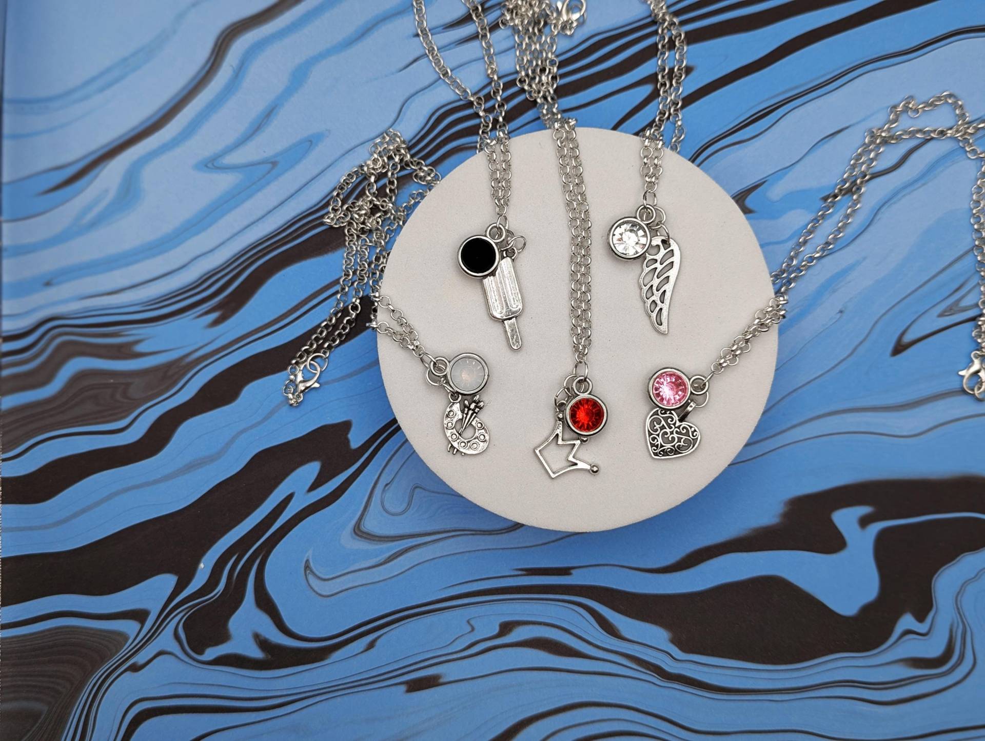 Kingdom Hearts Character Jewel & Charm Halskette - 5 Hauptcharaktere Kairi, Sora, Riku, Namine Und Roxas Kingdom Hearts Character Jewel & Charm Halskette - 5 Hauptcharaktere Kairi, Sora, Riku, Namine Und Roxas von MishMashedTreasures
