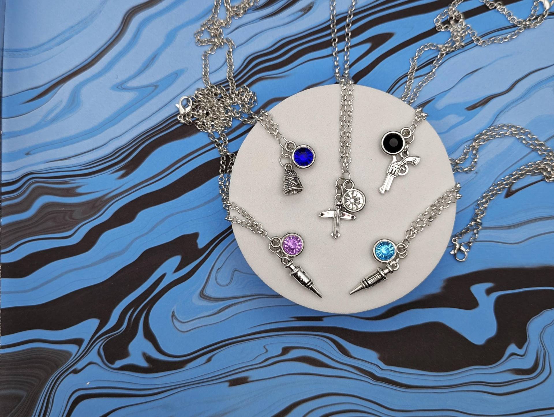 Von Bioshock Inspirierte Mini Juwelen- & Charm-Halsketten - Booker, Elizabeth, Jack Und Little Sister Von Bioshock Inspirierte Mini Juwelen- & Charm-Halsketten - Booker, Elizabeth, Jack Und Little Sister von MishMashedTreasures