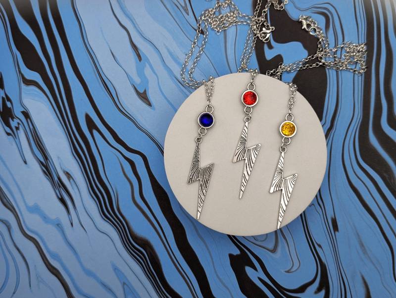 Von Power Rangers Inspirierte Mini-Juwel- Und Blitzhalsketten - Ihre Wahl Der Farbe + Option Für Das Gesamte Team Von Power Rangers Inspirierte Mini-Juwel- Und Blitzhalsketten - Ihre Wahl Der Farbe + Option Für Das Gesamte Team von MishMashedTreasures