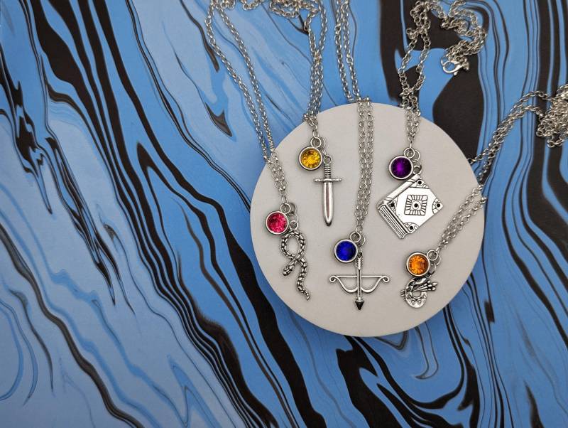 Von Schattenjägern Inspirierte Mini-Juwelen- Und Charm-Charakterhalsketten - Hauptdarsteller Jace, Izzy, Clary, Alec, Magnus, Luke, Raphael, Simon Von Schattenjägern Inspirierte Mini-Juwelen- Und Charm-Charakterhalsketten - Hauptdarsteller Jace, Izzy, Clary, Alec, Magnus, Luke, Raphael, Simon von MishMashedTreasures