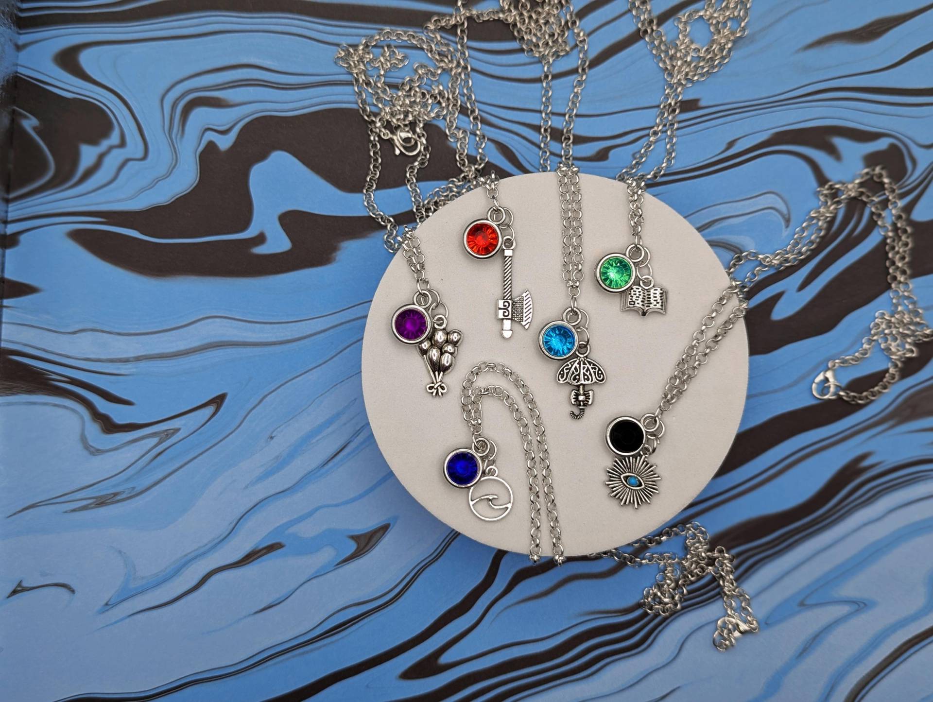 Von The Adventure Zone Charakter Inspirierte Mini Juwel & Charm Halsketten - Gleichgewicht, Amnestie, Abschlussfeier, Ethersea, Steeplechase, Versus Von The Adventure Zone Charakter Inspirierte Mini Juwel & Charm Halsketten - Gleichgewicht, Amnestie, Abschlussfeier, Ethersea, Steeplechase, Versus von MishMashedTreasures