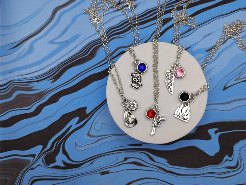 Wynonna Earp Inspirierte Mini Juwel & Anhänger Halsketten - Wynonna, Waverly, Puppen, Doc, Nicole, Jeremy Wynonna Earp Inspirierte Mini Juwel & Anhänger Halsketten - Wynonna, Waverly, Puppen, Doc, Nicole, Jeremy von MishMashedTreasures