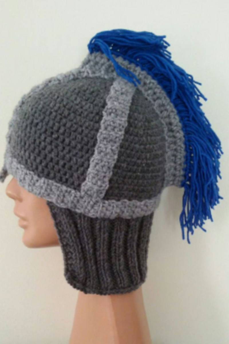 Gehäkelter Ritter Hut Mit Royal Blauer Quaste-Ritter Helm Mütze - Gladiator Troian Spartan Mohawk Handgemachte Strickmütze von MishaKnitShop