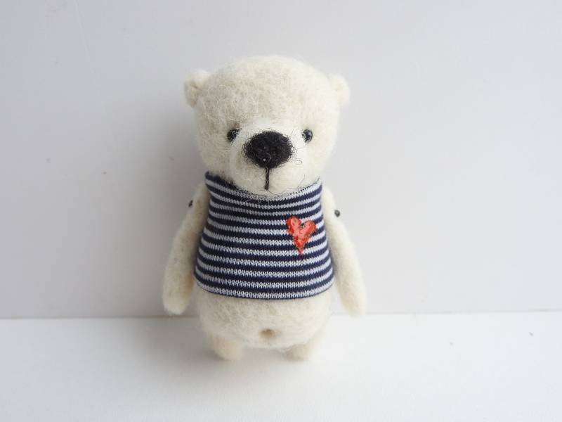Ein Personalisiertes Geschenk, Bär Brosche, Nadelgefilzter Taschenbär, Polarweißer Bär, Miniaturtiere, Teddybär Anstecknadel von MishaLaboratory