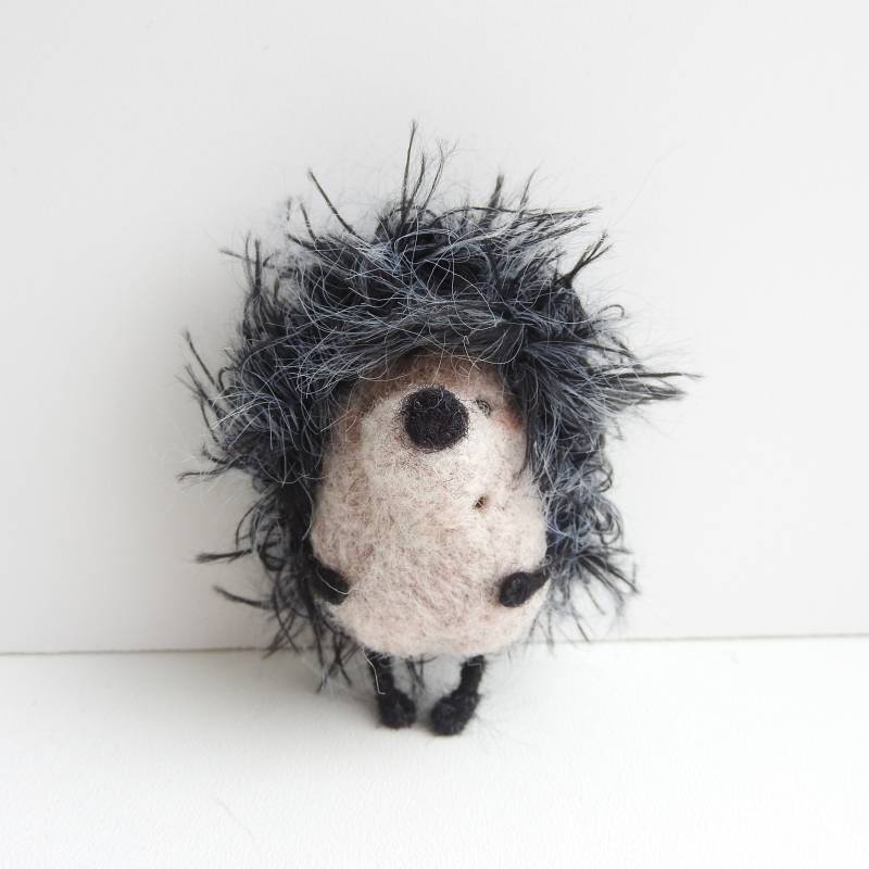 Ein Personalisiertes Geschenk, Igel Brosche, Beige Nadelfilz Tier, Handgemacht Umweltfreundlich, Weihnachtsideen von MishaLaboratory