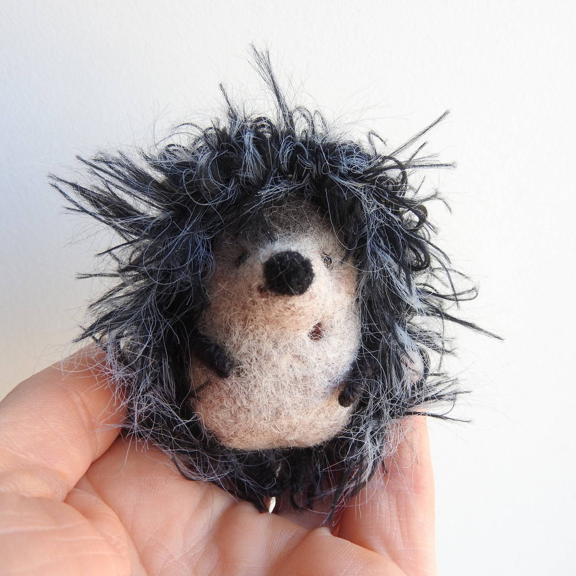 Ein Personalisiertes Geschenk, Nadelgefilzte Igel Brosche/Weisse Wolle Handgemachtes Geschenk Handgemachte Gefilztes Tier Ein Personalisiertes Geschenk, Nadelgefilzte Igel Brosche/Weisse Wolle Handgemachtes Geschenk Handgemachte Gefilztes Tier von MishaLaboratory