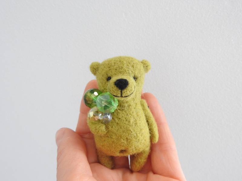 Ein Personalisiertes Geschenk/Nadelgefilzte Grüne Bär Brosche Geschenkeideen Miniaturtiere Ein Personalisiertes Geschenk/Nadelgefilzte Grüne Bär Brosche Geschenkeideen Miniaturtiere von MishaLaboratory