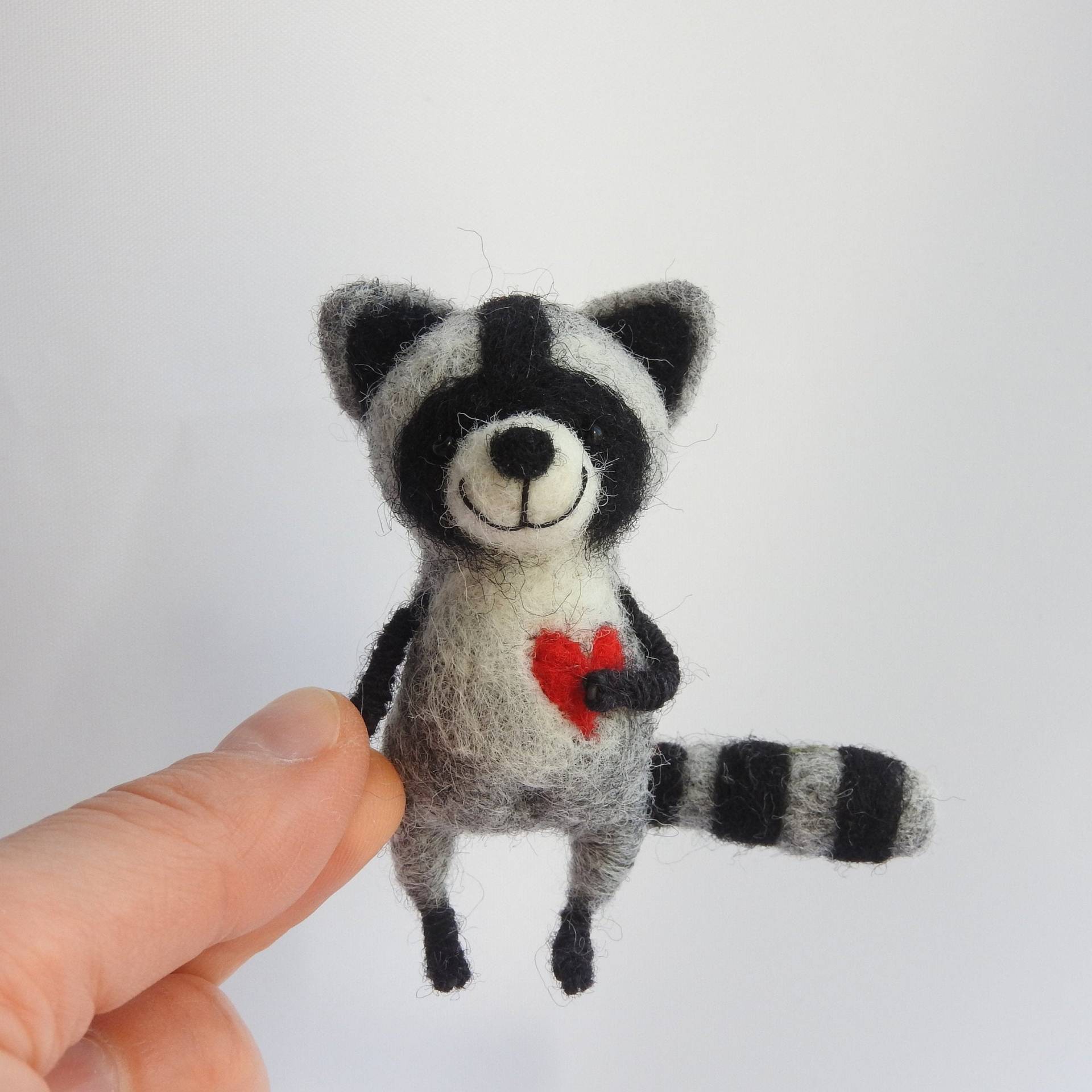 Nadelgefilzte Waschbär Brosche/Geschenkideen Miniatur Gefilzte Tiere Handgemachtes Geschenk Nadelgefilzte Waschbär Brosche/Geschenkideen Miniatur Gefilzte Tiere Handgemachtes Geschenk von MishaLaboratory