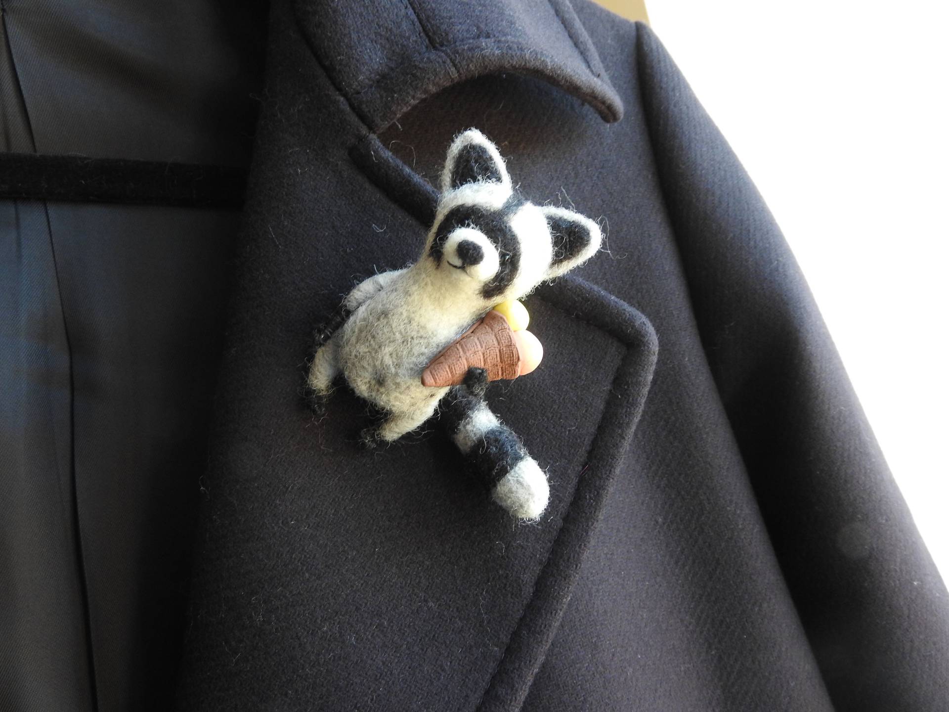 Raccon Brosche, Nadelgefilzter Raccon, Miniaturtiere, Geschenkidee Raccon Brosche, Nadelgefilzter Raccon, Miniaturtiere, Geschenkidee von MishaLaboratory