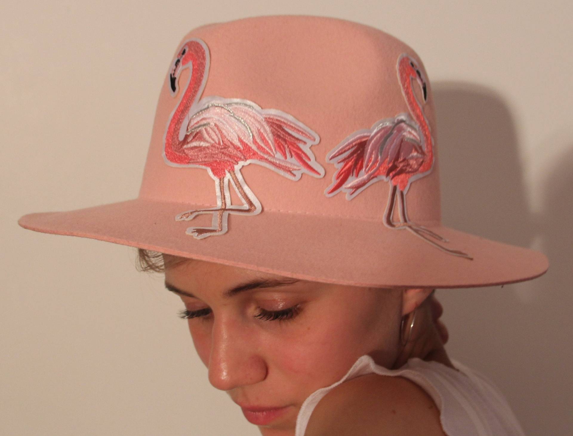 Rosa Fedora Hut Mit Flamingos Rosa Fedora Hut Mit Flamingos von MishaLondonHats