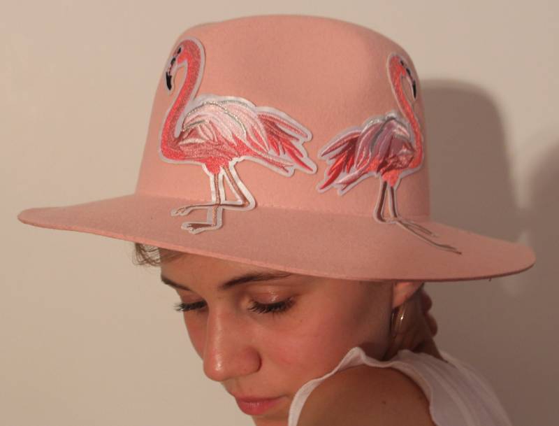 Rosa Fedora Hut Mit Flamingos Rosa Fedora Hut Mit Flamingos von MishaLondonHats