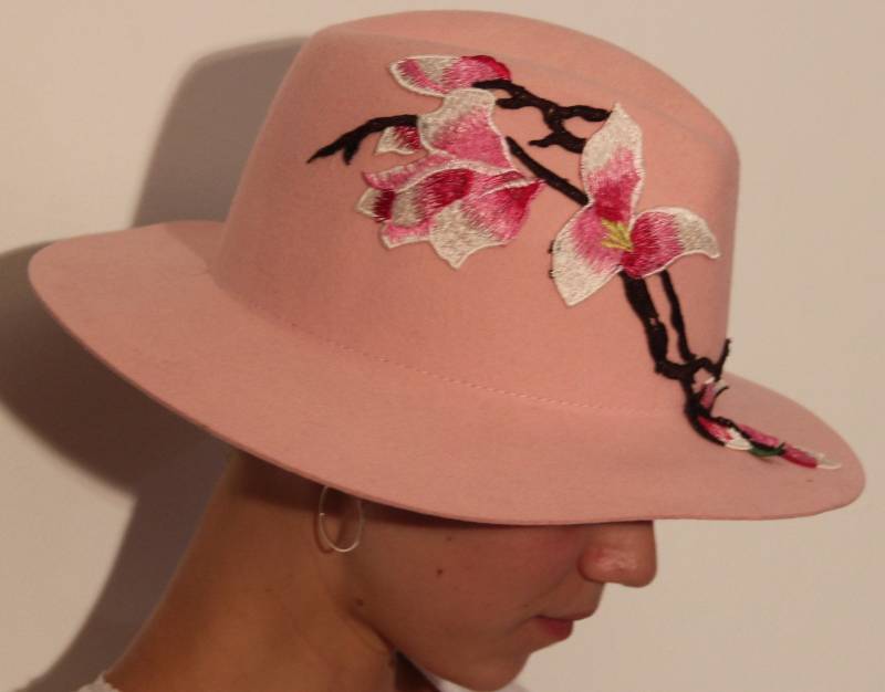 Rosa Fedora Hut Mit Rosa Zweig Rosa Fedora Hut Mit Rosa Zweig von MishaLondonHats