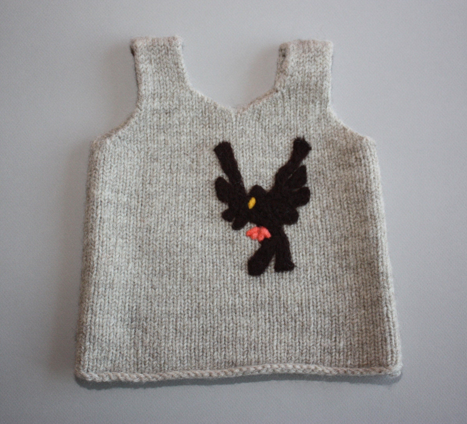 Gestrickte Unisex Weste in Heathered Oatmeal - Größen 0-6Mos 6Y Gestrickte Unisex Weste in Heathered Oatmeal - Größen 0-6Mos 6Y von Misiku