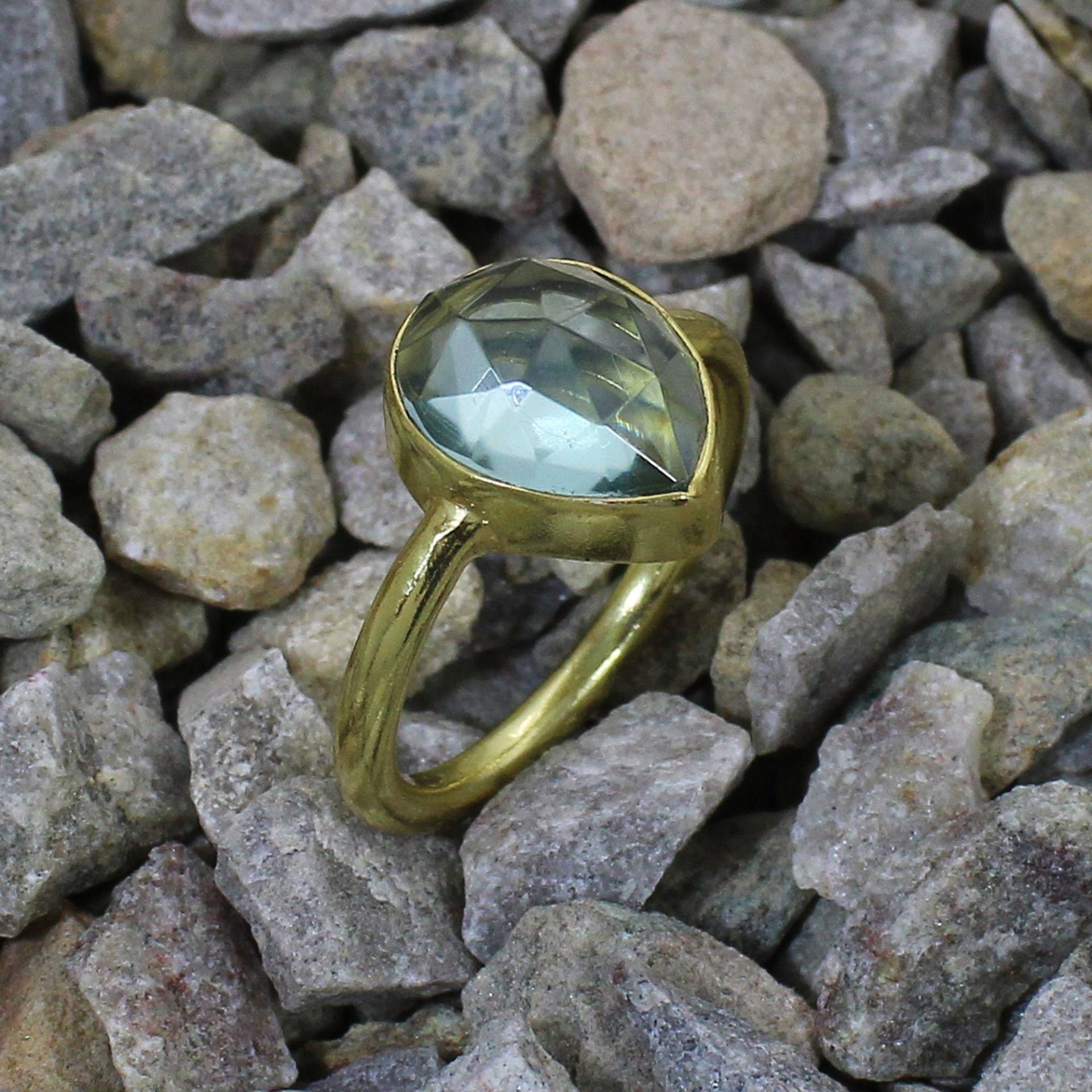 Aquamarin Birne Edelstein Ring - Vergoldeter Messing Stapelbarer Ehering Boho Statement Für Frauen Unisex von MisomaSantiago