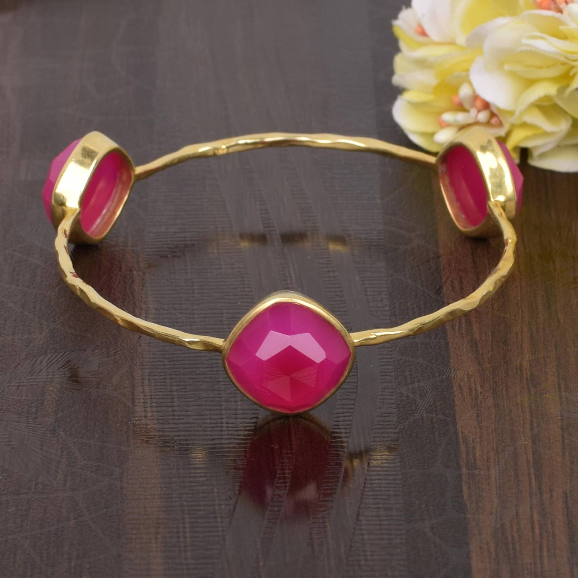 Fuchsia Chalcedon Edelstein Armreif, Vergoldetes Messing, Handgemachtes Armreif Armband, Hochzeit Geburtstagsgeschenk Schmuck, Glänzender Leichter von MisomaSantiago