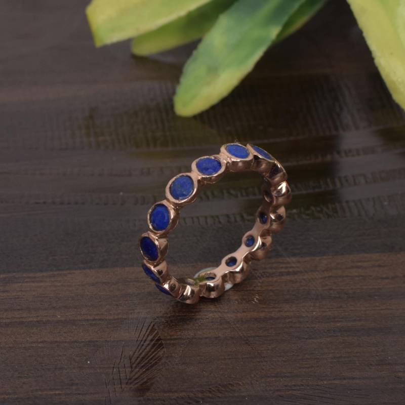 Natürlicher Lapis Lazuli Edelstein Eternity Bandring - Vergoldeter Messingring Verlobungsring Infinity Steine Ring Handgemachter Unisex von MisomaSantiago
