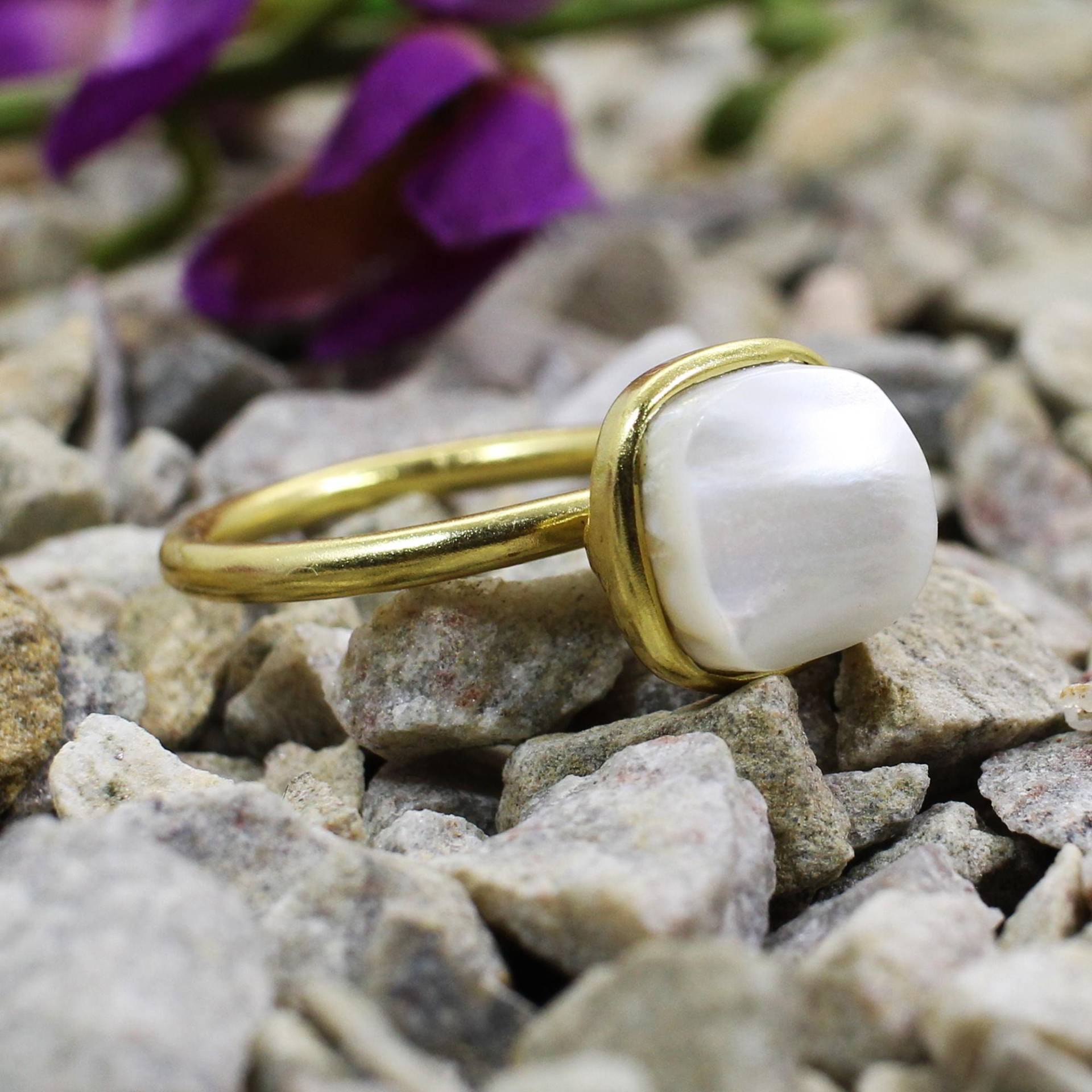 Weiße Perle Ring, Vergoldet Handgemachter Männer & Frauen Edelstein Messing Ring Tägliche Abnutzung, Stapeln von MisomaSantiago