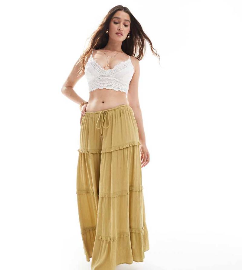 Miss Selfridge - Gestufter Maxirock in hellem Khaki-Bunt von Miss Selfridge Petite