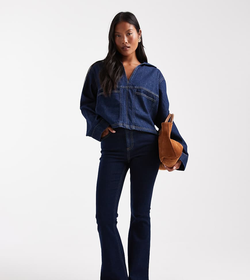 Miss Selfridge Petite - Ausgestellte Jeans in indigoblauer Waschung von Miss Selfridge Petite