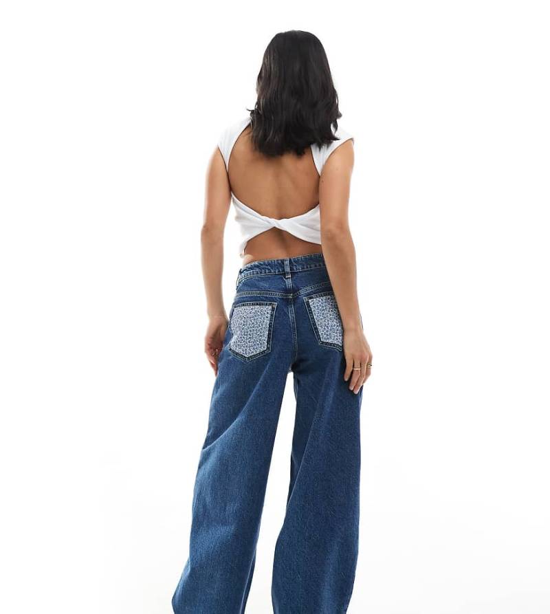 Miss Selfridge Petite - Baggy Jeans in blauer Waschung mit geblümten Patches von Miss Selfridge Petite