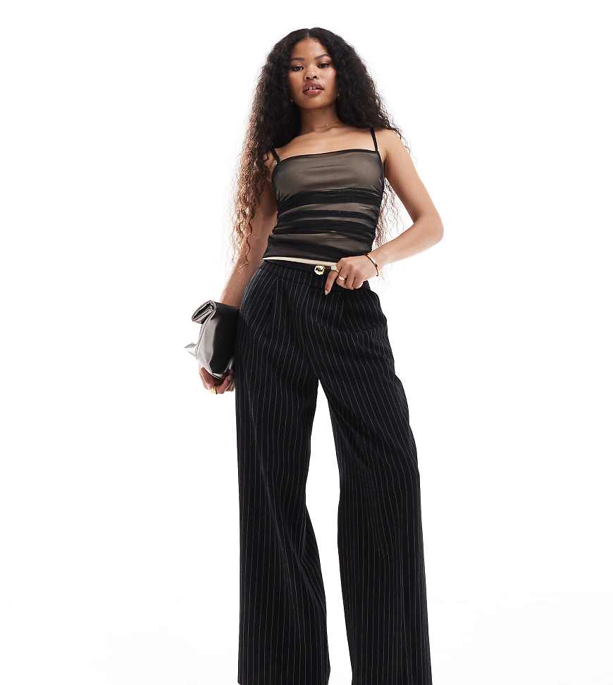 Miss Selfridge Petite - Elegante, gerade geschnittene Hose in Schwarz mit Nadelstreifen in Weiß von Miss Selfridge Petite