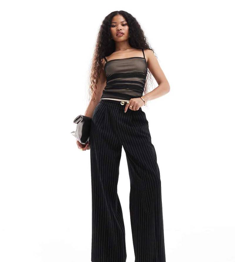 Miss Selfridge Petite - Elegante, gerade geschnittene Hose in Schwarz mit Nadelstreifen in Weiß von Miss Selfridge Petite