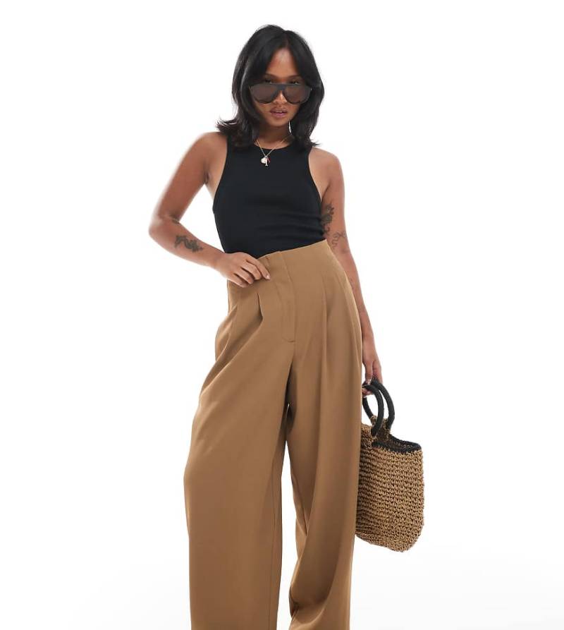 Miss Selfridge Petite - Elegante Hose in Tabakbraun mit weitem, abgerundetem Beinschnitt-Neutral von Miss Selfridge Petite