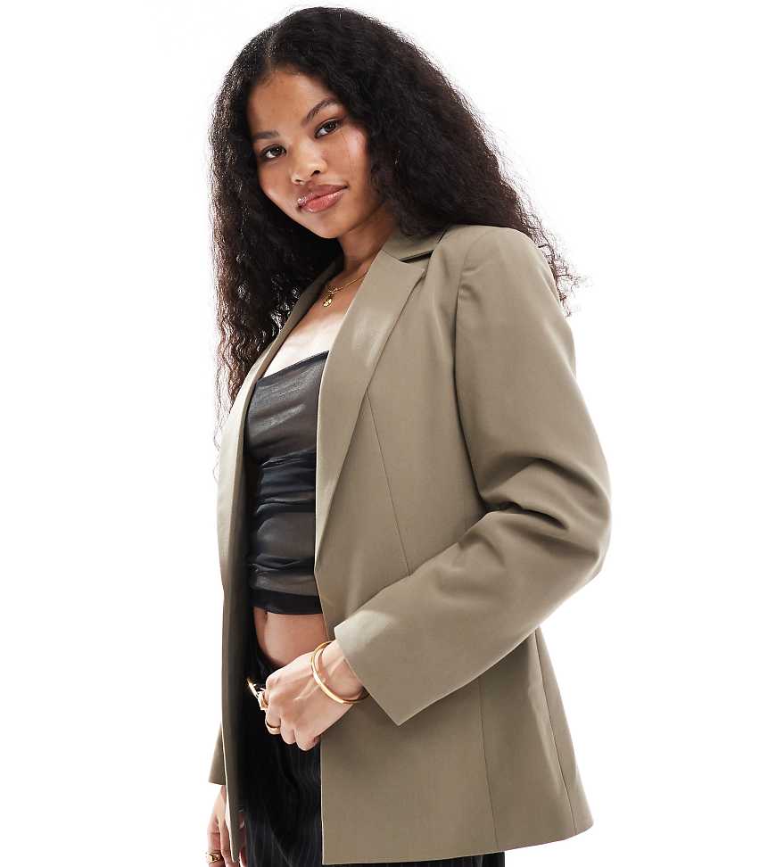 Miss Selfridge Petite - Essential - Blazer in Khaki mit lockerem Schnitt-Grün von Miss Selfridge Petite