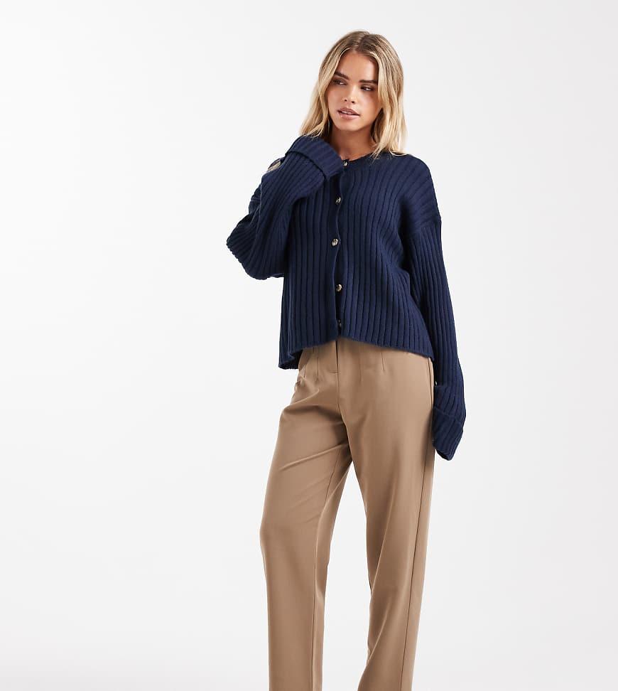 Miss Selfridge Petite - Essentials - Zigarettenhose in Kamelbraun-Grün von Miss Selfridge Petite