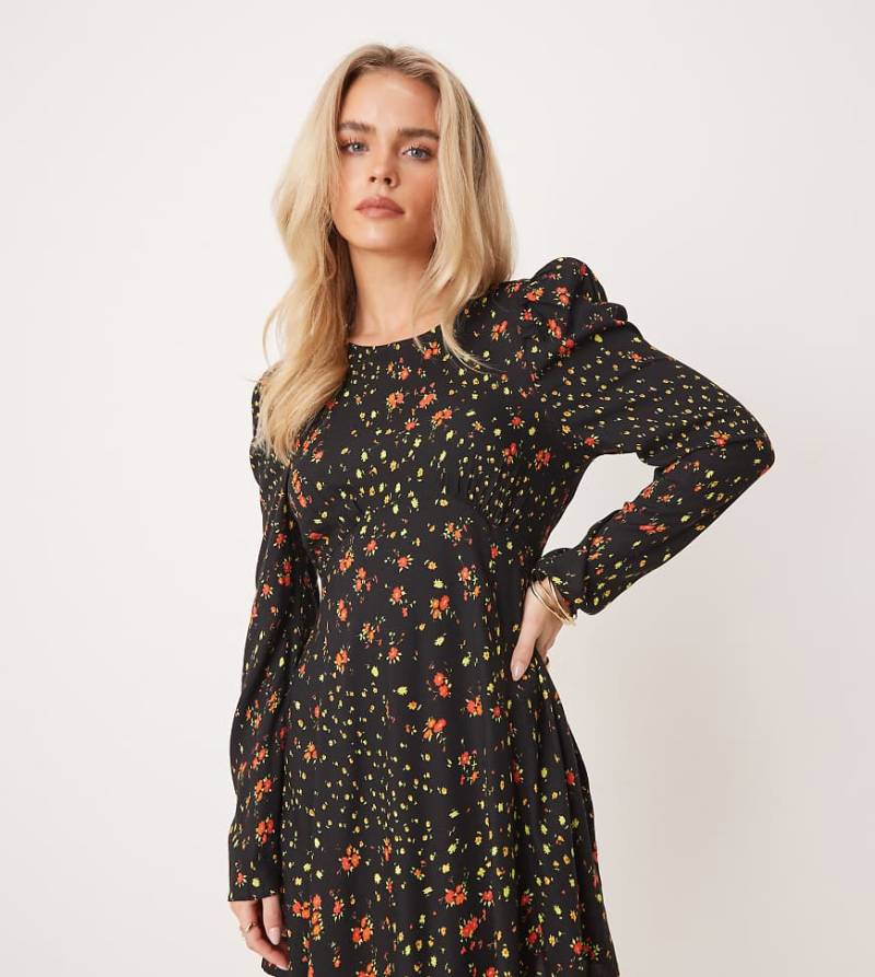 Miss Selfridge Petite - Freizeitkleid in Schwarz mit Blumenmuster und Schleifendetail von Miss Selfridge Petite