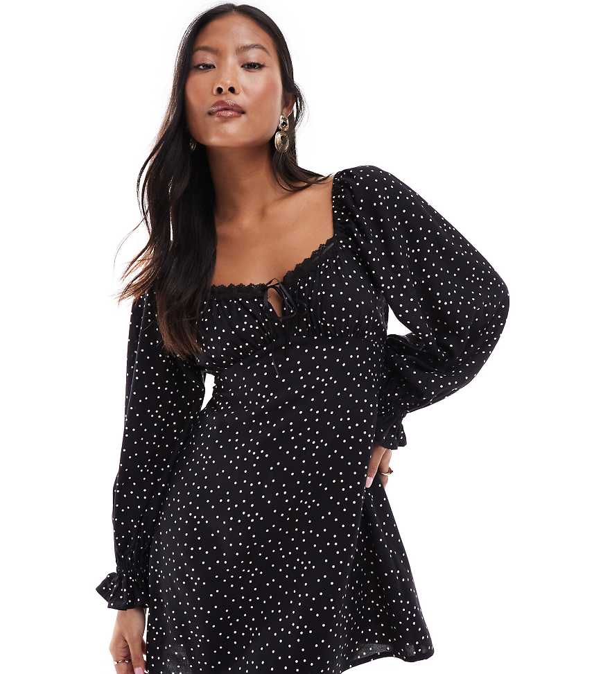 Miss Selfridge Petite - Gepunktetes Mini-Freizeitkleid mit Schleifendetail und Bindeband vorn-Schwarz von Miss Selfridge Petite