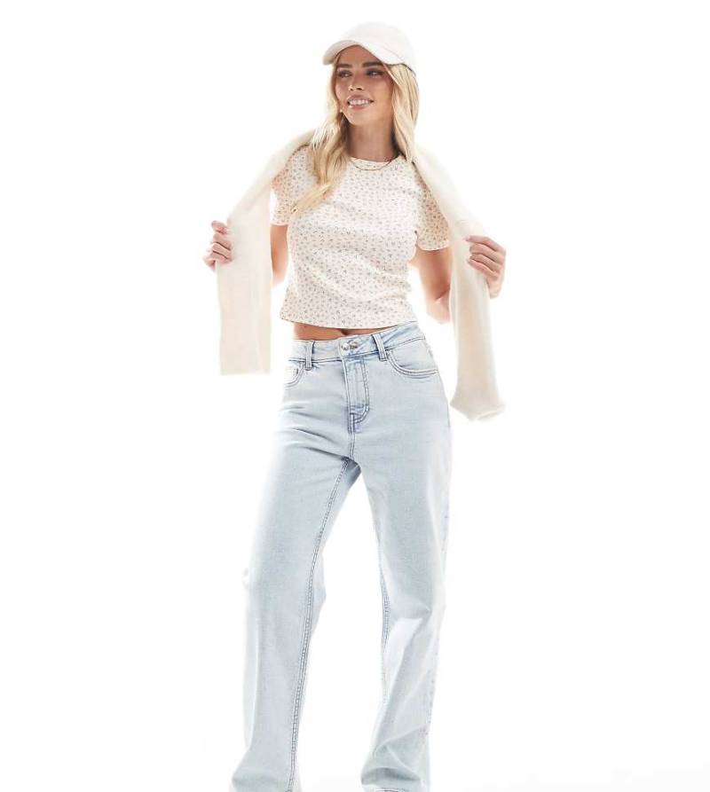 Miss Selfridge Petite - Gerade geschnittene Jeans in eisblauer Bleich-Waschung mit herzförmigen Taschen von Miss Selfridge Petite