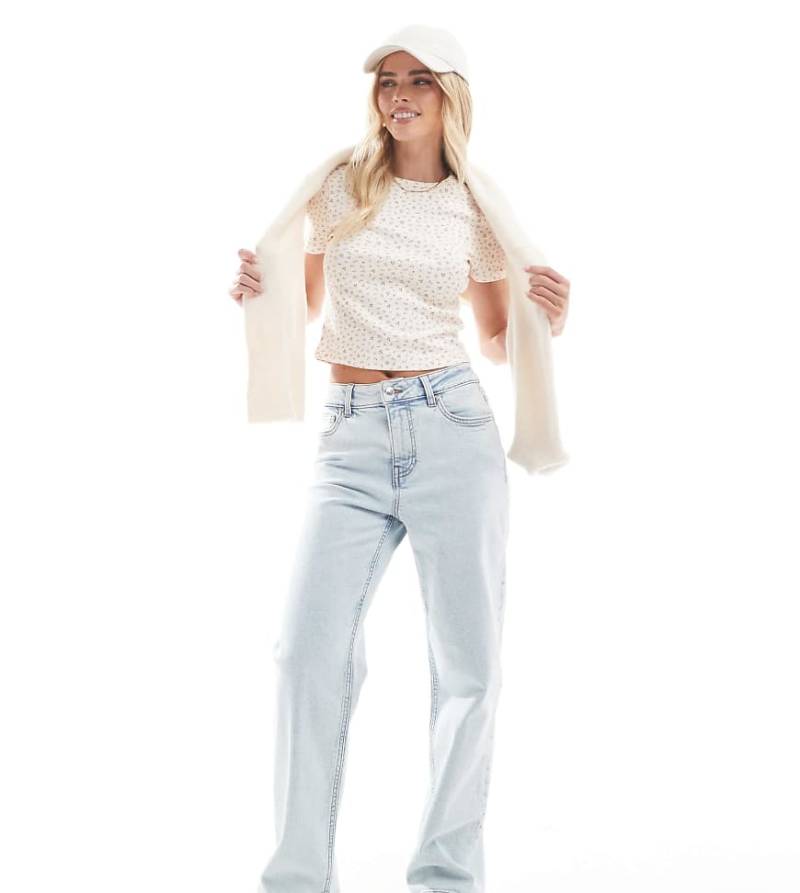 Miss Selfridge Petite - Gerade geschnittene Jeans in eisblauer Bleich-Waschung mit herzförmigen Taschen von Miss Selfridge Petite
