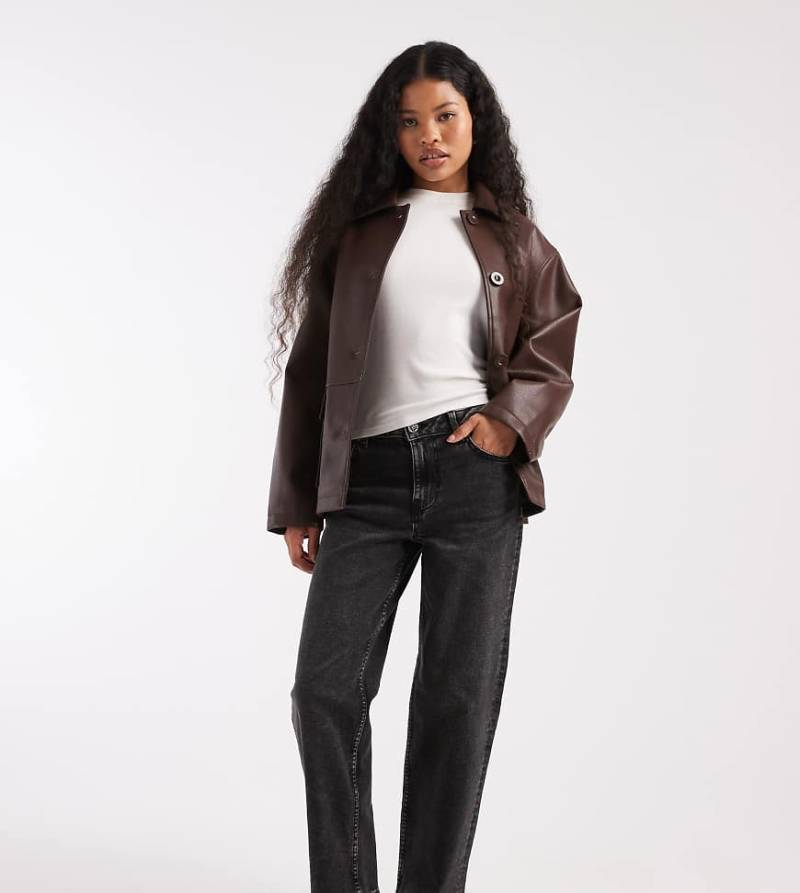 Miss Selfridge Petite - Gerade geschnittene Jeans in schwarzer Waschung von Miss Selfridge Petite