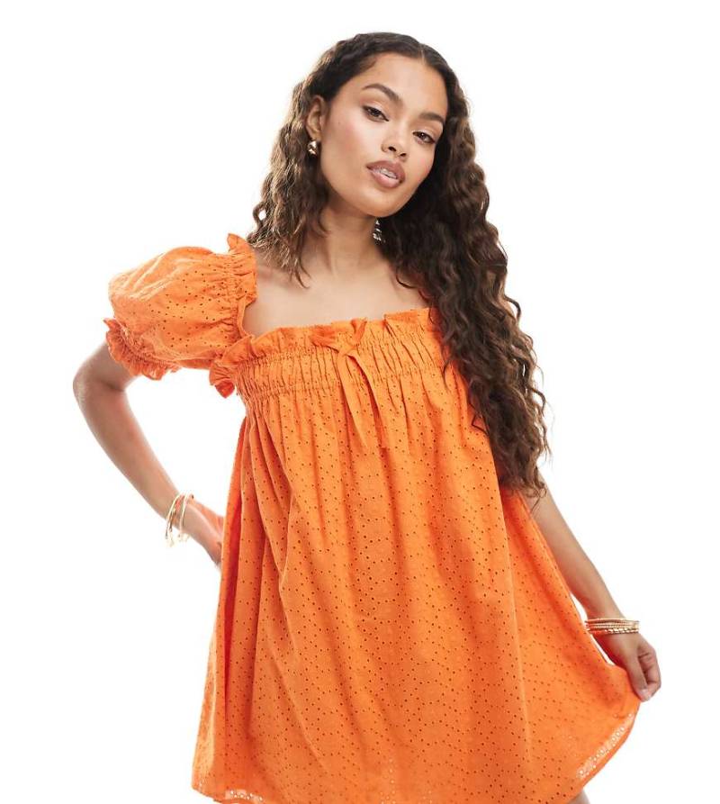 Miss Selfridge Petite - Gesmoktes Kleid in Orange mit Lochstickerei von Miss Selfridge Petite