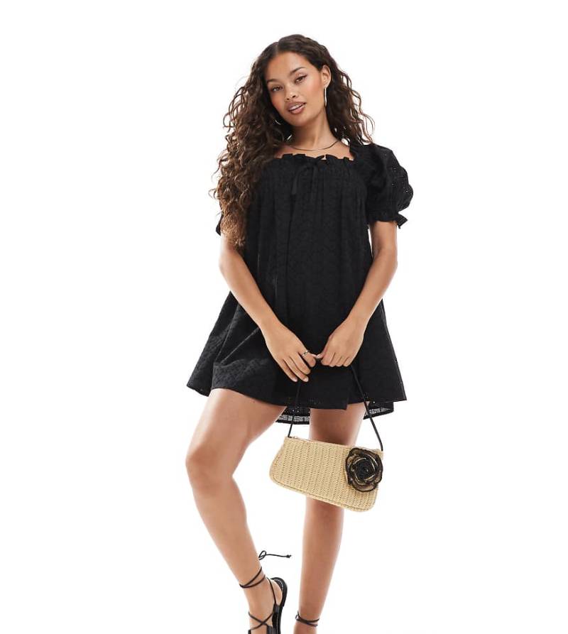 Miss Selfridge Petite - Gesmoktes Kleid in Schwarz mit Lochstickerei von Miss Selfridge Petite