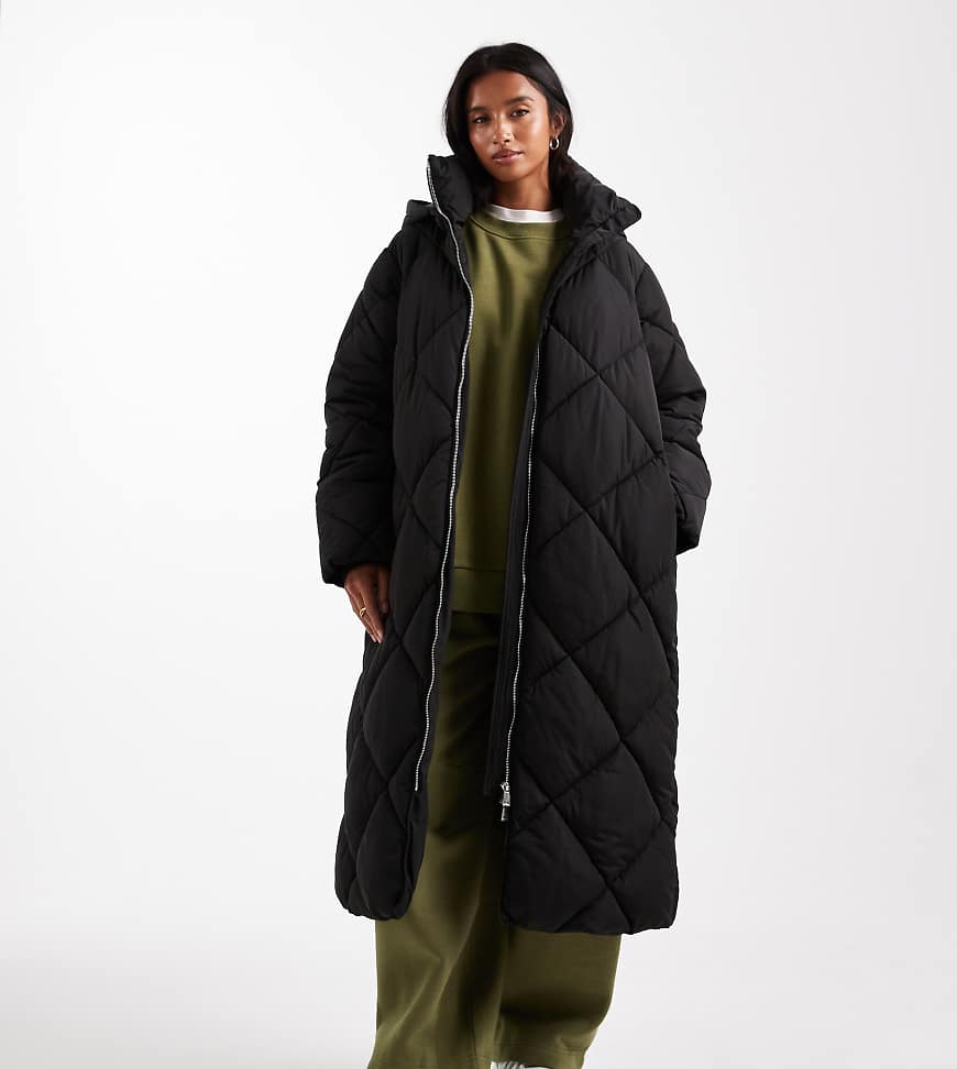 Miss Selfridge Petite - Gesteppter Maxi-Puffermantel in Schwarz mit Kapuze von Miss Selfridge Petite