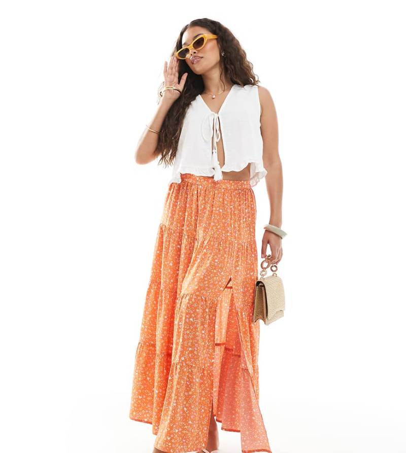 Miss Selfridge Petite - Gestufter Maxirock in Orange mit Blümchenmuster und Seitenschlitz-Bunt von Miss Selfridge Petite