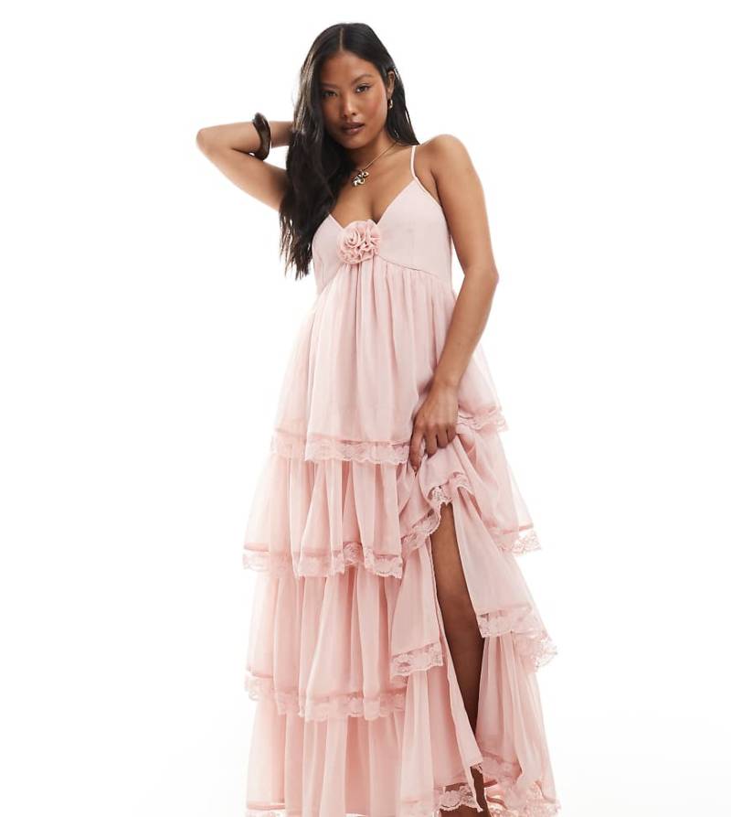 Miss Selfridge Petite - Race Day - Gestuftes Chiffon-Maxikleid in Staubrosa von Miss Selfridge Petite