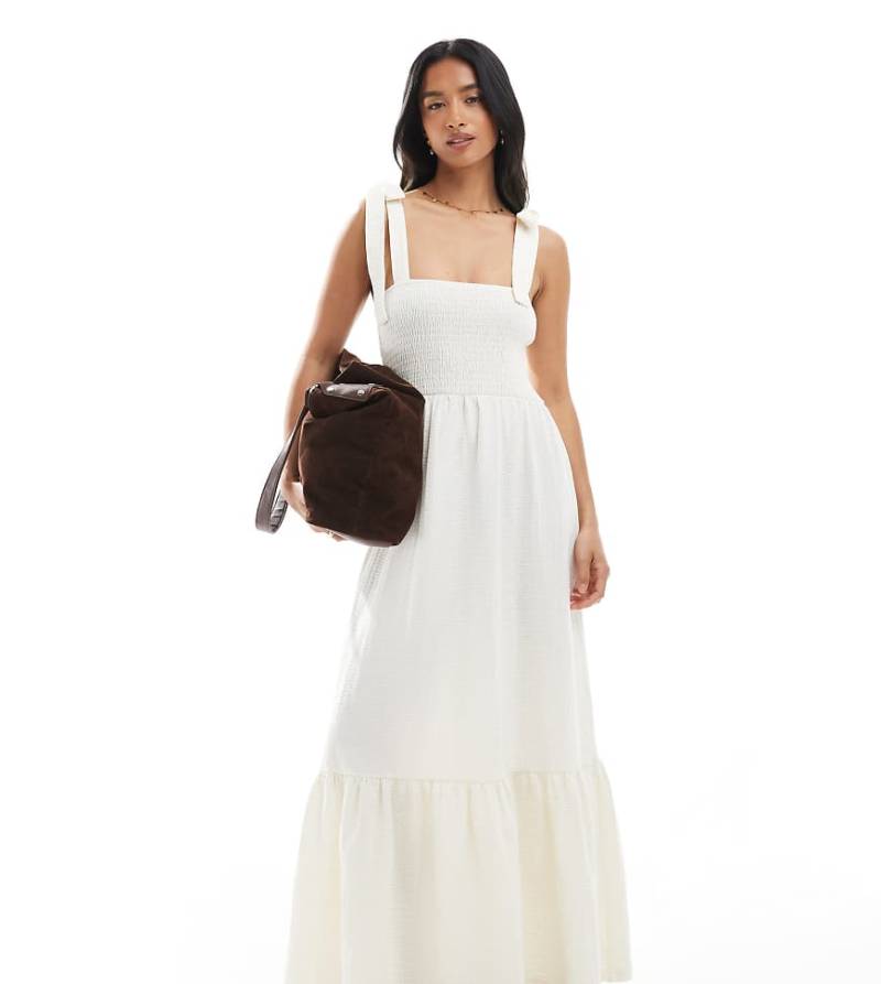 Miss Selfridge Petite - Gestuftes Maxikleid aus Seersucker in Vanille mit Bindeträgern-Bunt von Miss Selfridge Petite