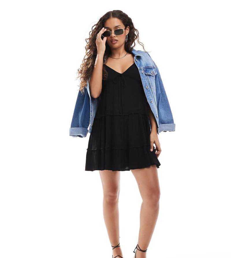 Miss Selfridge Petite - Gestuftes Mini-Trägerkleid aus grob gewebter Baumwolle in Schwarz von Miss Selfridge Petite