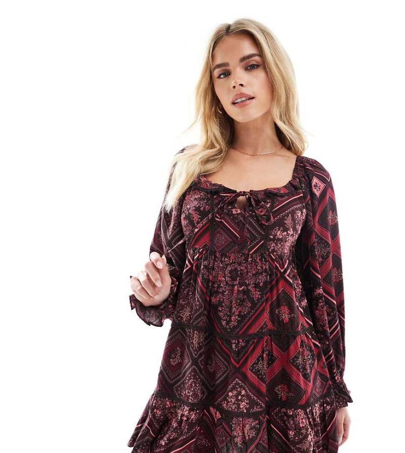 Miss Selfridge Petite - Gestuftes Minikleid mit Paisley-Blumenmuster-Bunt von Miss Selfridge Petite