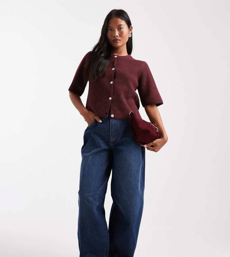 Miss Selfridge Petite - Jeans in indigoblauer Waschung mit abgerundetem Beinschnitt von Miss Selfridge Petite