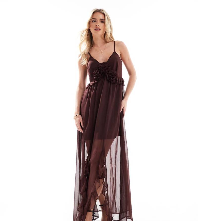 Miss Selfridge Petite - Langes Boho-Trägerkleid in Braun mit Ansteckblumenverzierung von Miss Selfridge Petite