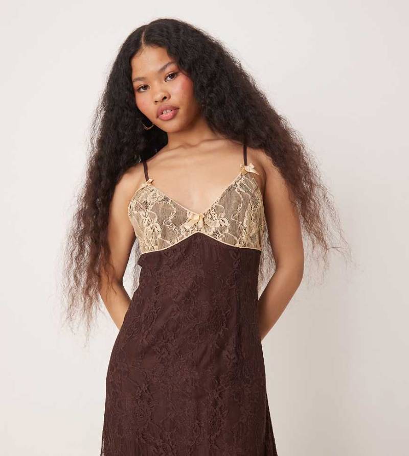 Miss Selfridge Petite - Maxi-Trägerkleid in Schokobraun mit farblich abgesetzter Spitze von Miss Selfridge Petite