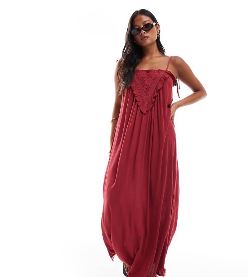 Miss Selfridge Petite - Maxi-Trägerkleid in Rot mit Rückendetail aus Satin von Miss Selfridge Petite