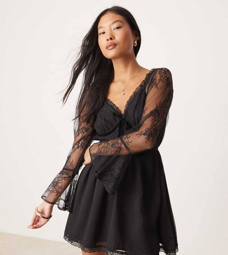 Miss Selfridge Petite - Minikleid aus Chiffon und Spitzen in Schwarz Miss Selfridge Petite - Minikleid aus Chiffon und Spitzen in Schwarz von Miss Selfridge Petite