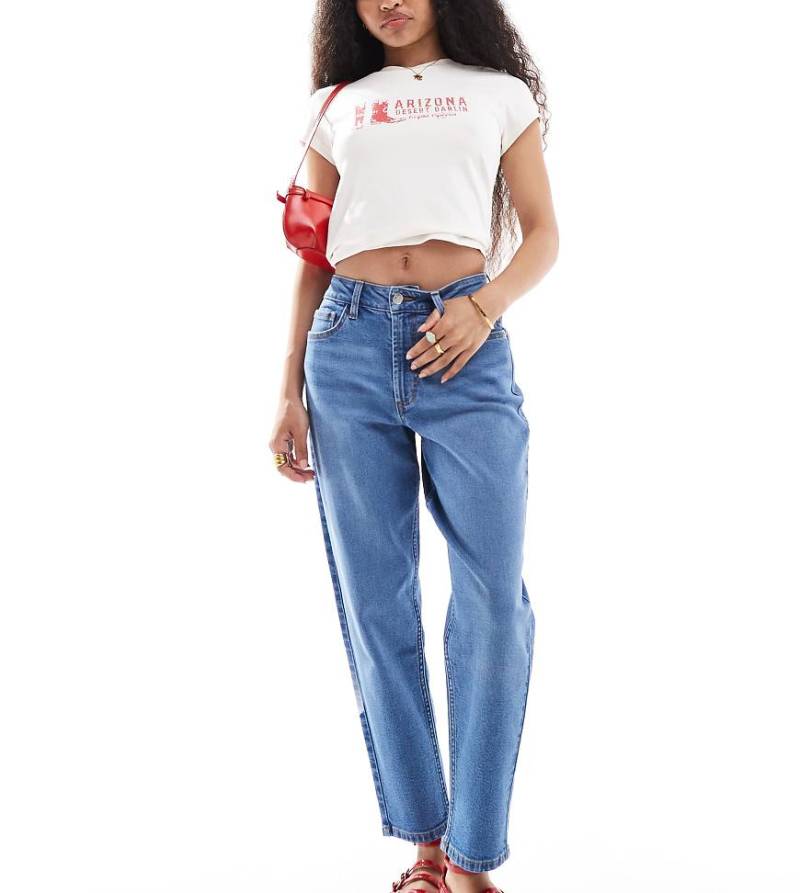 Miss Selfridge Petite - Mom-Jeans in mittelblauer Waschung von Miss Selfridge Petite