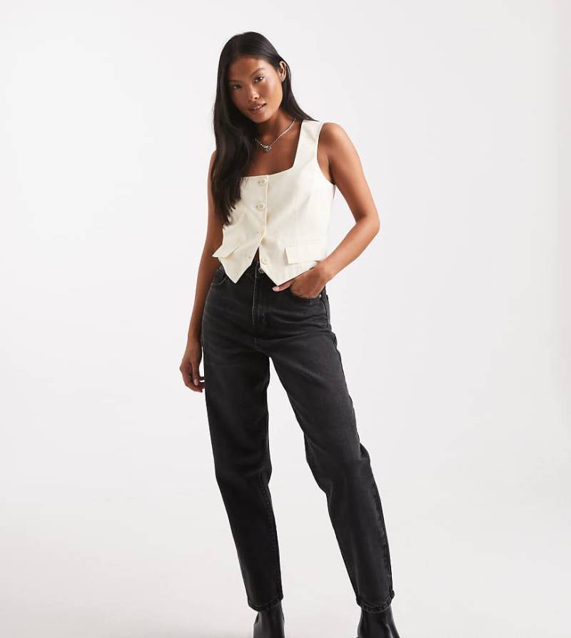 Miss Selfridge Petite - Mom-Jeans mit Waschung in Schwarz von Miss Selfridge Petite