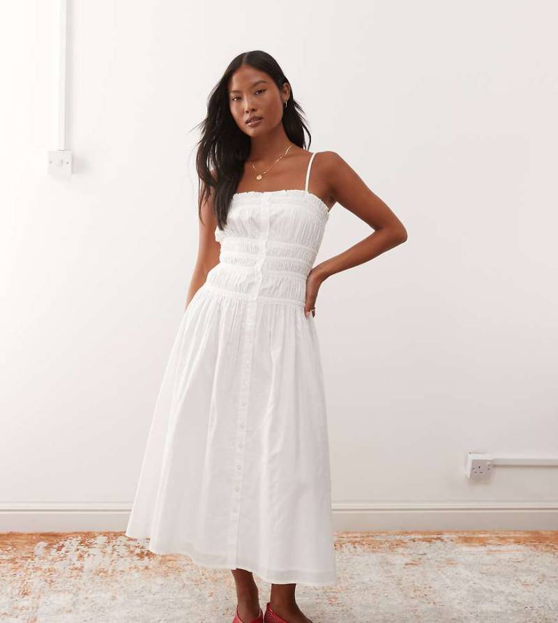 Miss Selfridge Petite - Popeline-Maxikleid in Weiß mit gesmoktem Oberteil und durchgehender Knopfleiste von Miss Selfridge Petite